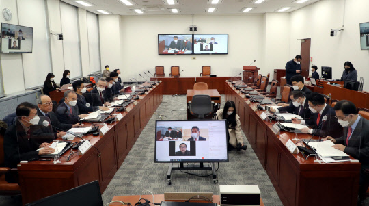 2일 오전 서울 여의도 국회에서 탈북외교관 출신 태영호 국민의힘 의원 측이 주관하는 '북한인권법 통과 5주년 및 화요집회 100회 기념 세미나'가 열렸다. 국민의힘 주호영 원내대표, 박진 외교안보특위 위원장, 태영호 의원,김태훈 변호사, 김형석 연세대 명예교수 등이 참석했다.[사진=연합뉴스]